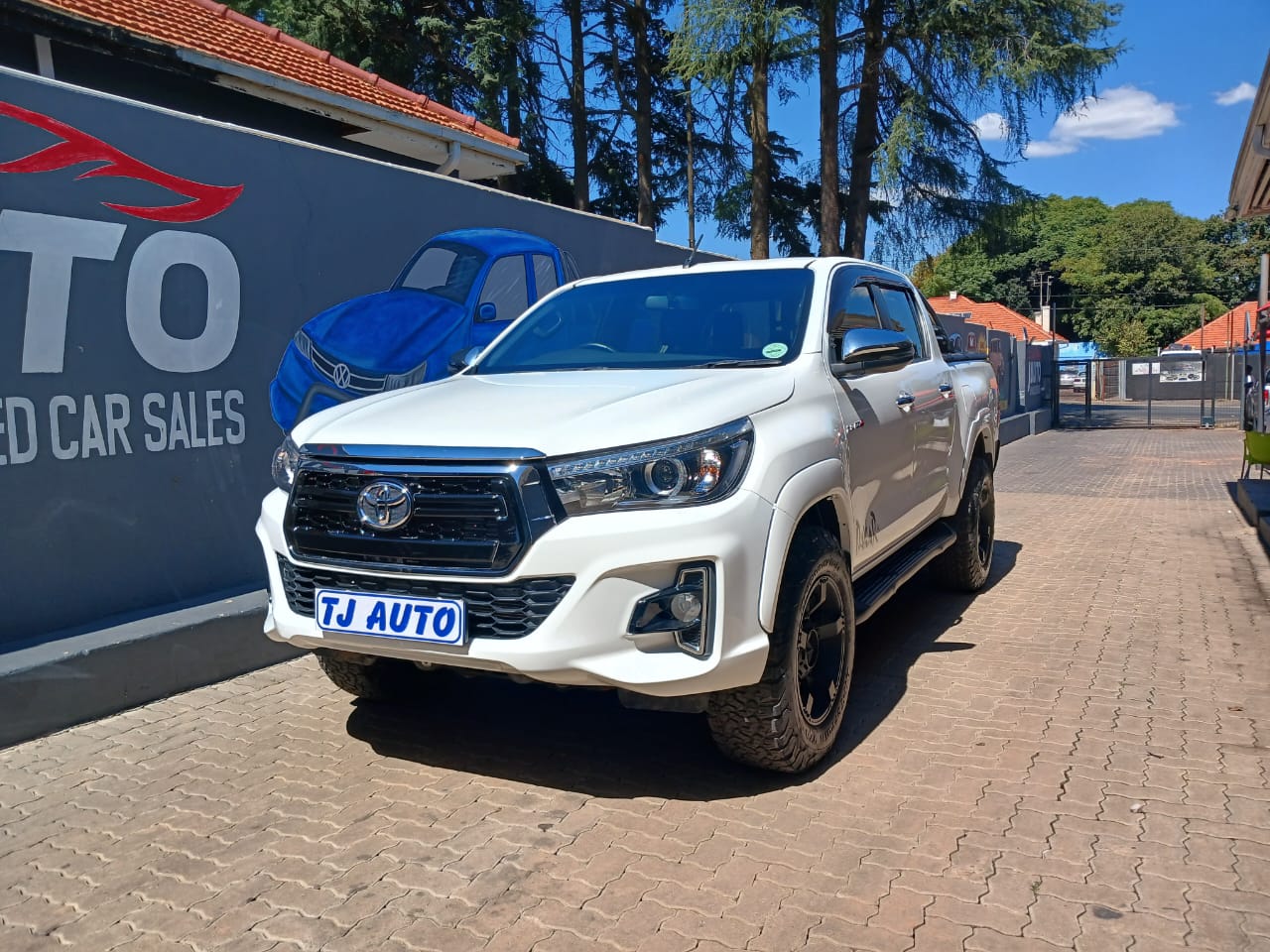 Read more about the article Toyota Hilux 2.8 GD-6 Raised Body Auto Raider Double-Cab