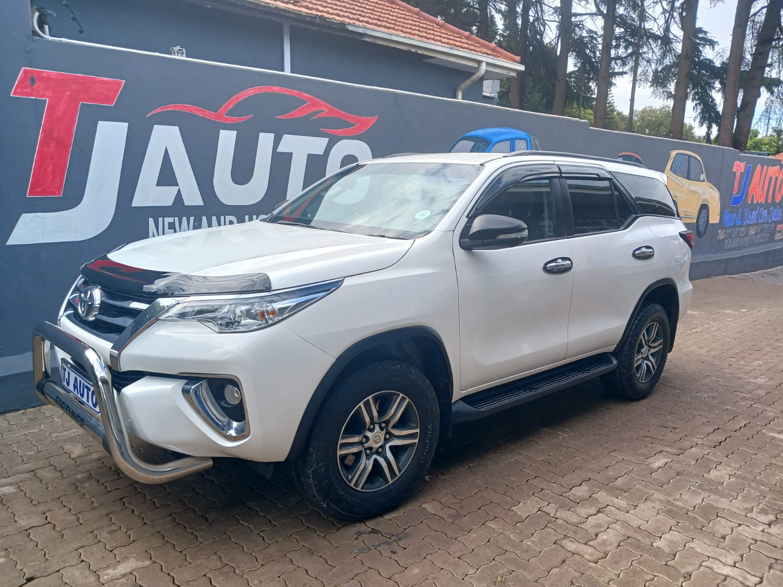 Read more about the article Toyota Fortuner 2.4 GD-6 Raised Body Auto