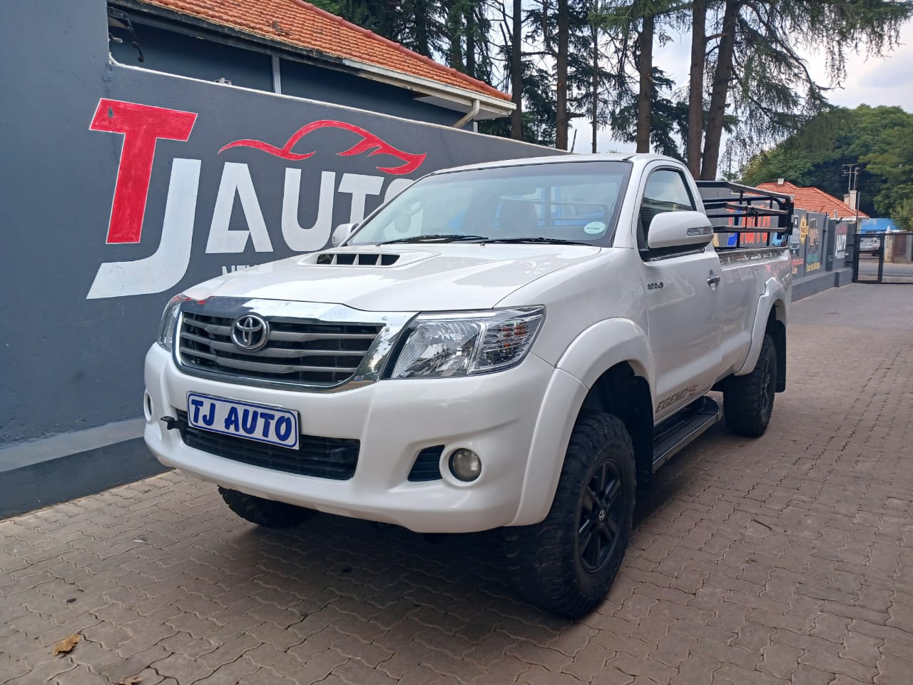 Read more about the article Toyota Hilux 3.0 D-4D Legend 45 Raised Body Single-Cab