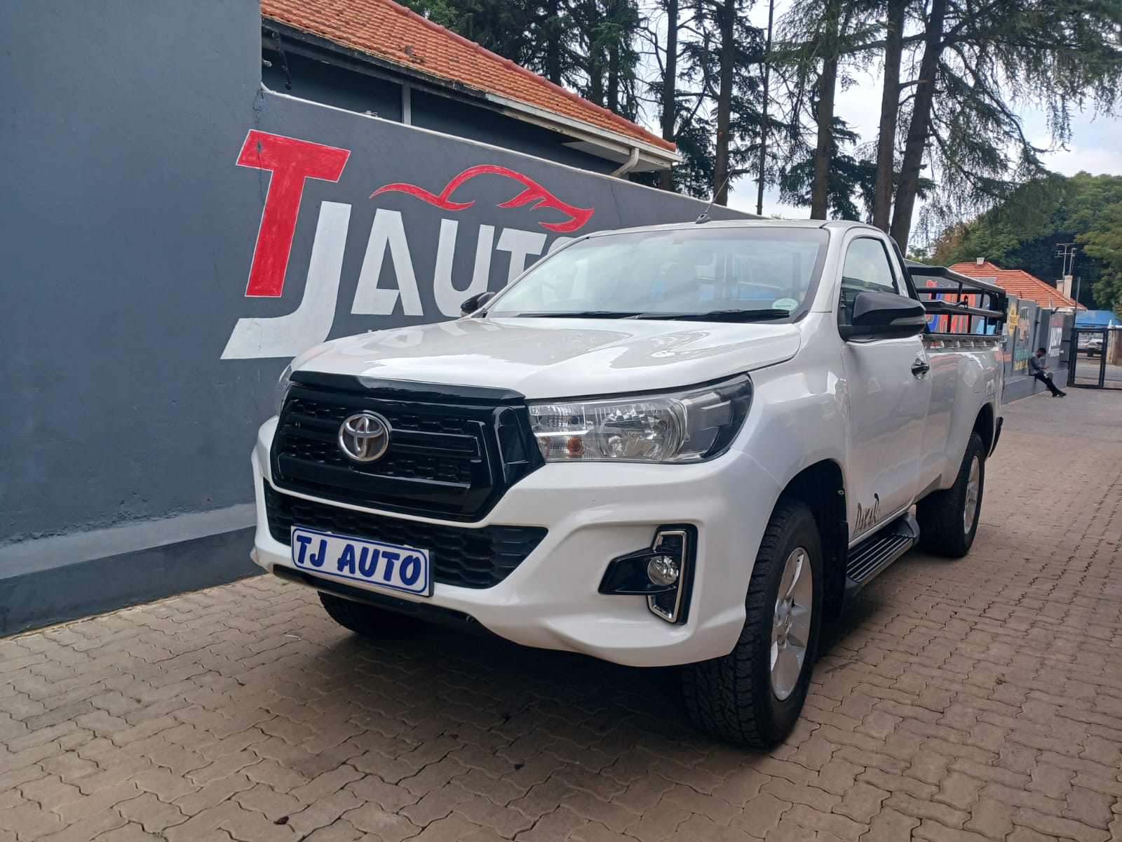 Read more about the article Toyota Hilux 2.4 GD-6 Raised Body SRX Single-Cab
