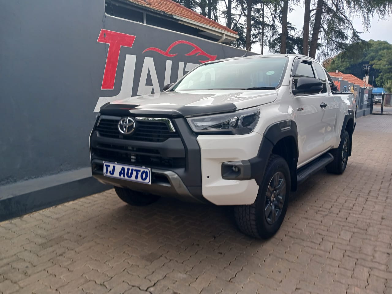 Read more about the article Toyota Hilux 2.4 GD-6 Raised Body Raider manual Extended Cab