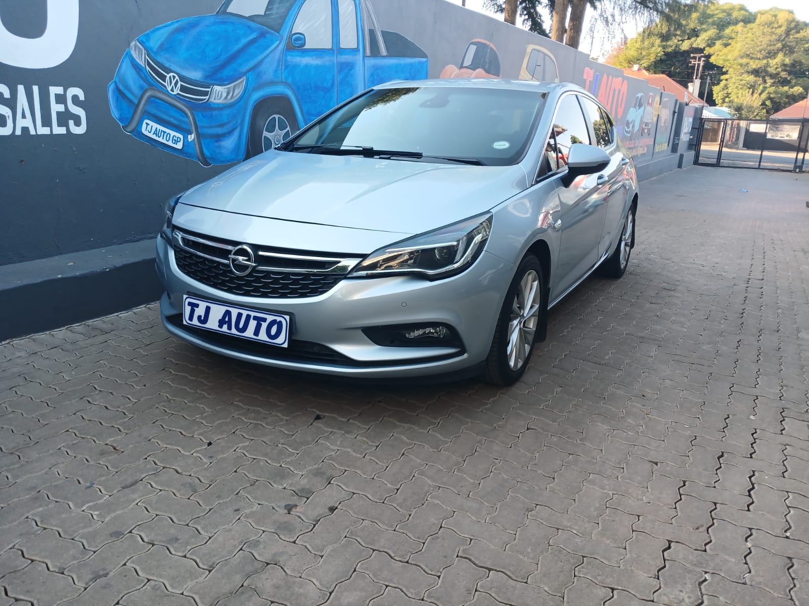 Read more about the article Opel Astra 1.6T Sport 5-dr
