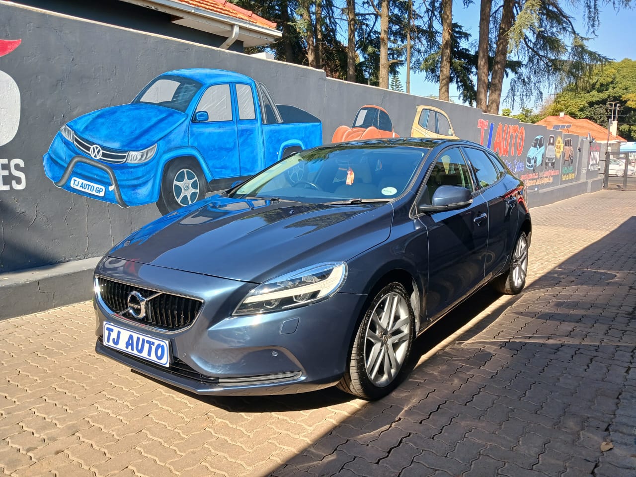 Read more about the article 2017 VOLVO V40 T3 2.0 INCRIPTION