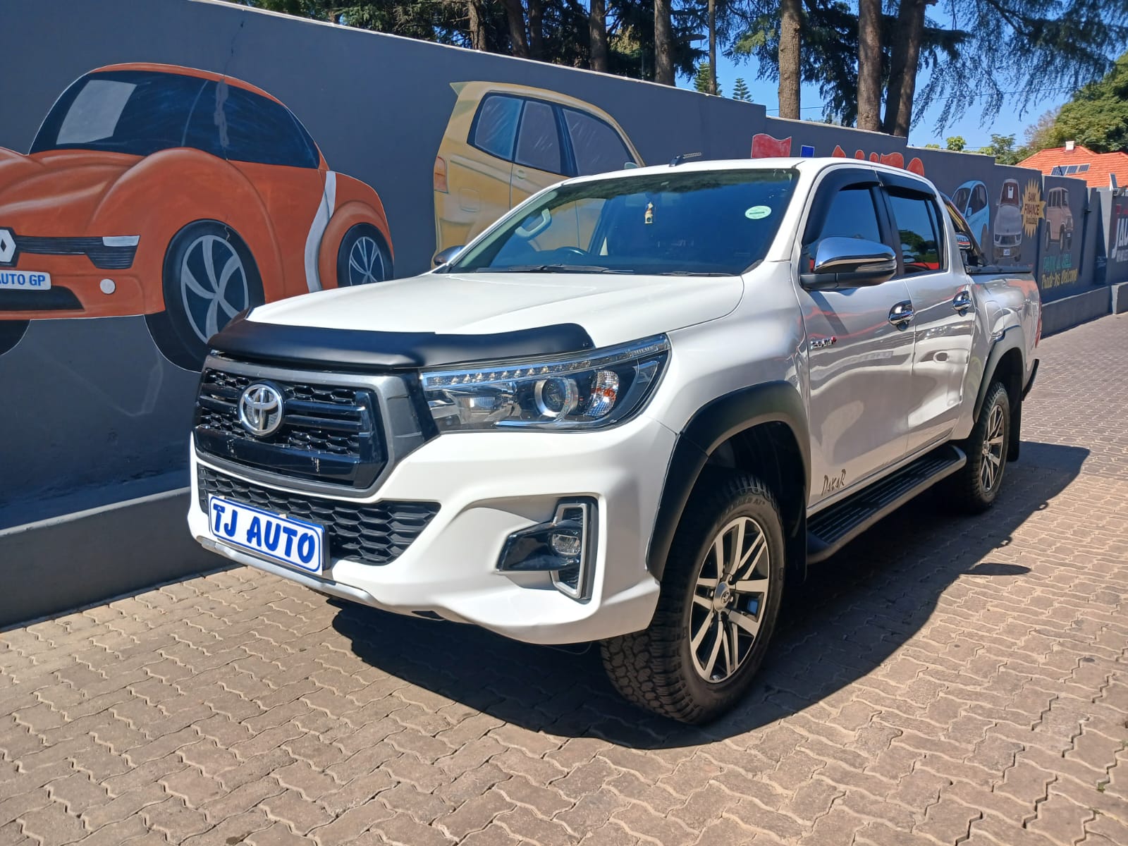 Read more about the article 2017 Toyota Hilux 2.8 GD-6 Raised Body Raider Double-Cab Auto