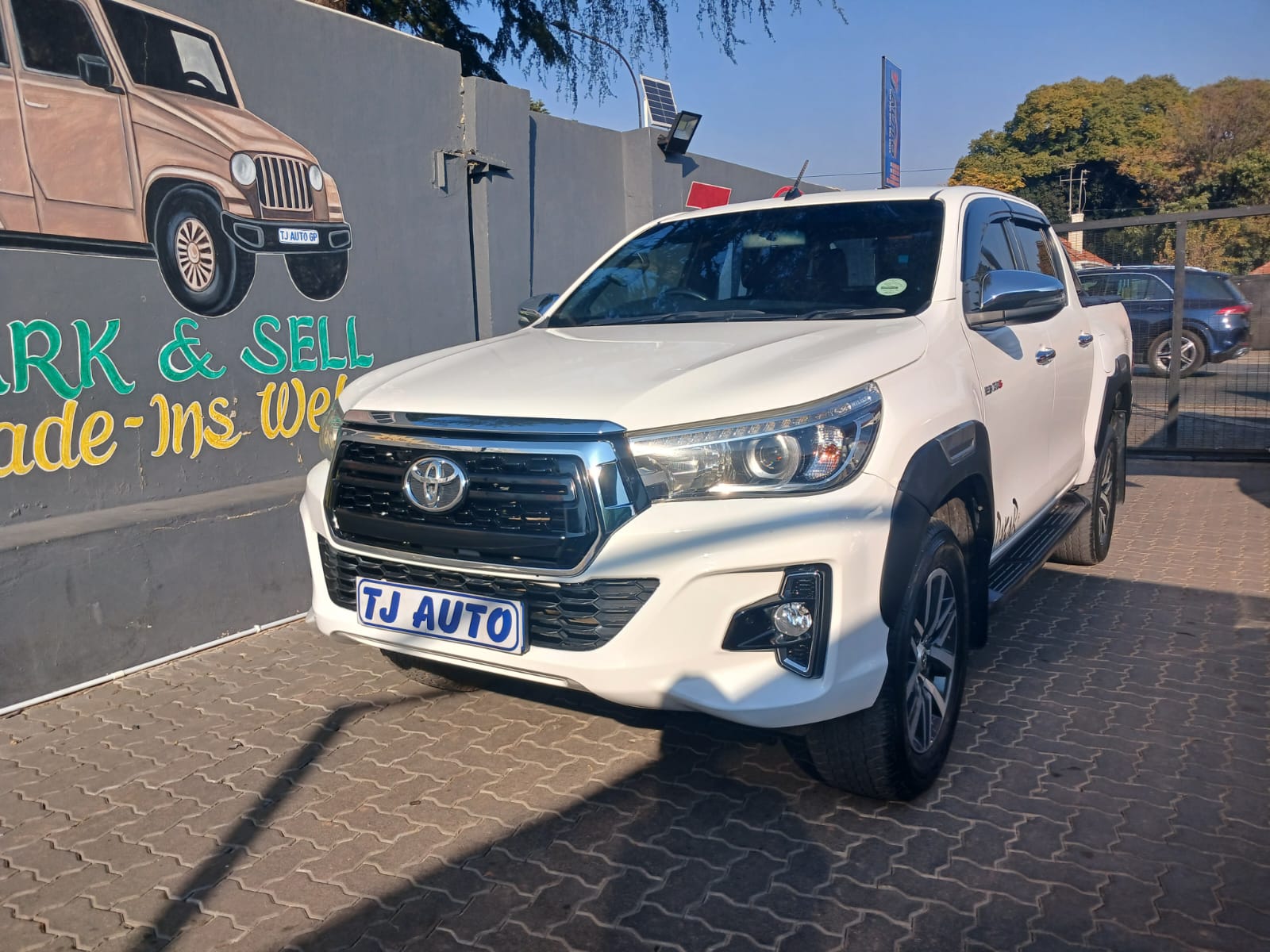 Read more about the article Toyota Hilux 2.8 GD-6 Raised Body Auto Raider Double-Cab