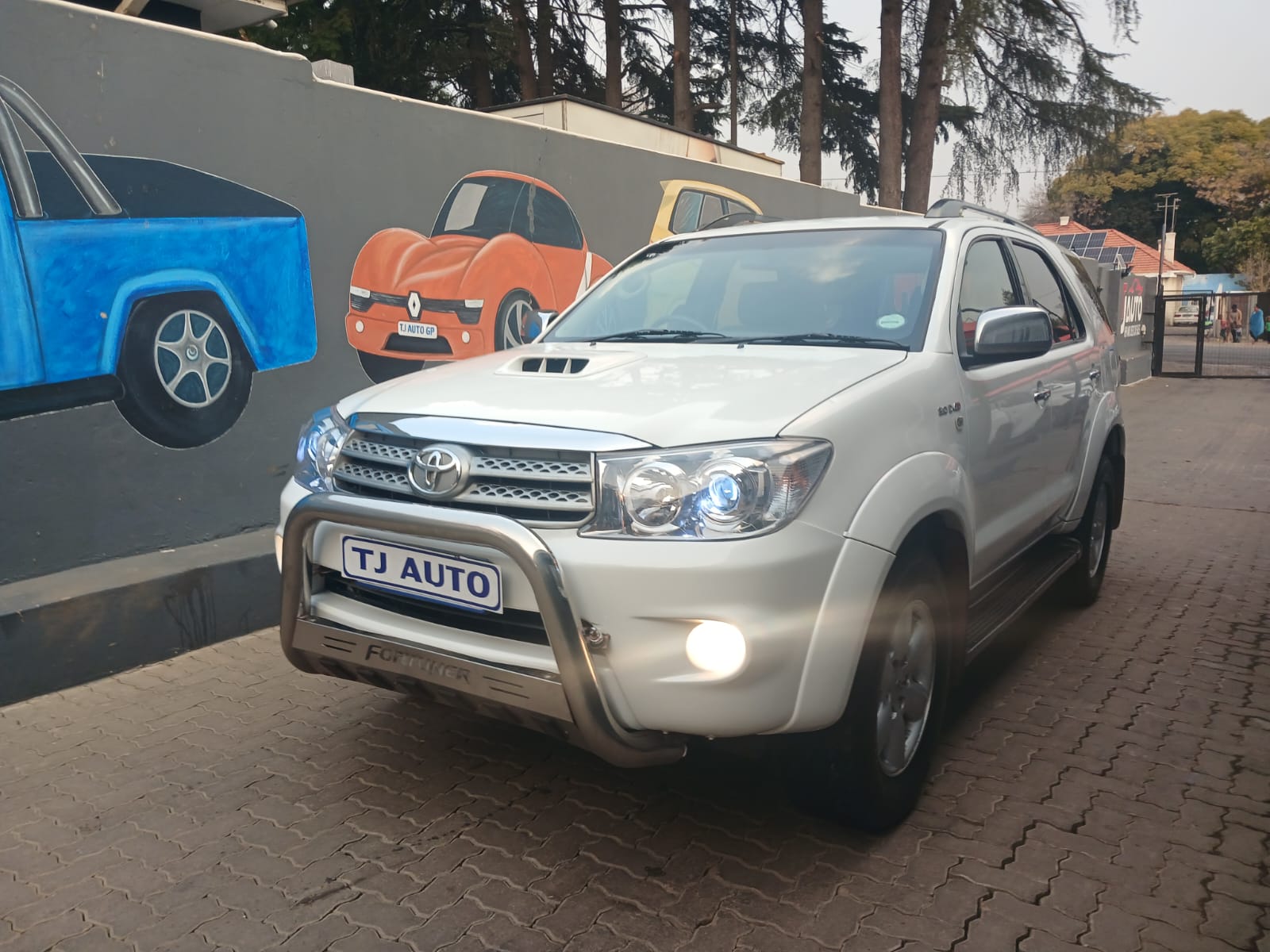 Read more about the article 2011 Toyota Fortuner 3.0 D-4D Heritage Raised Body