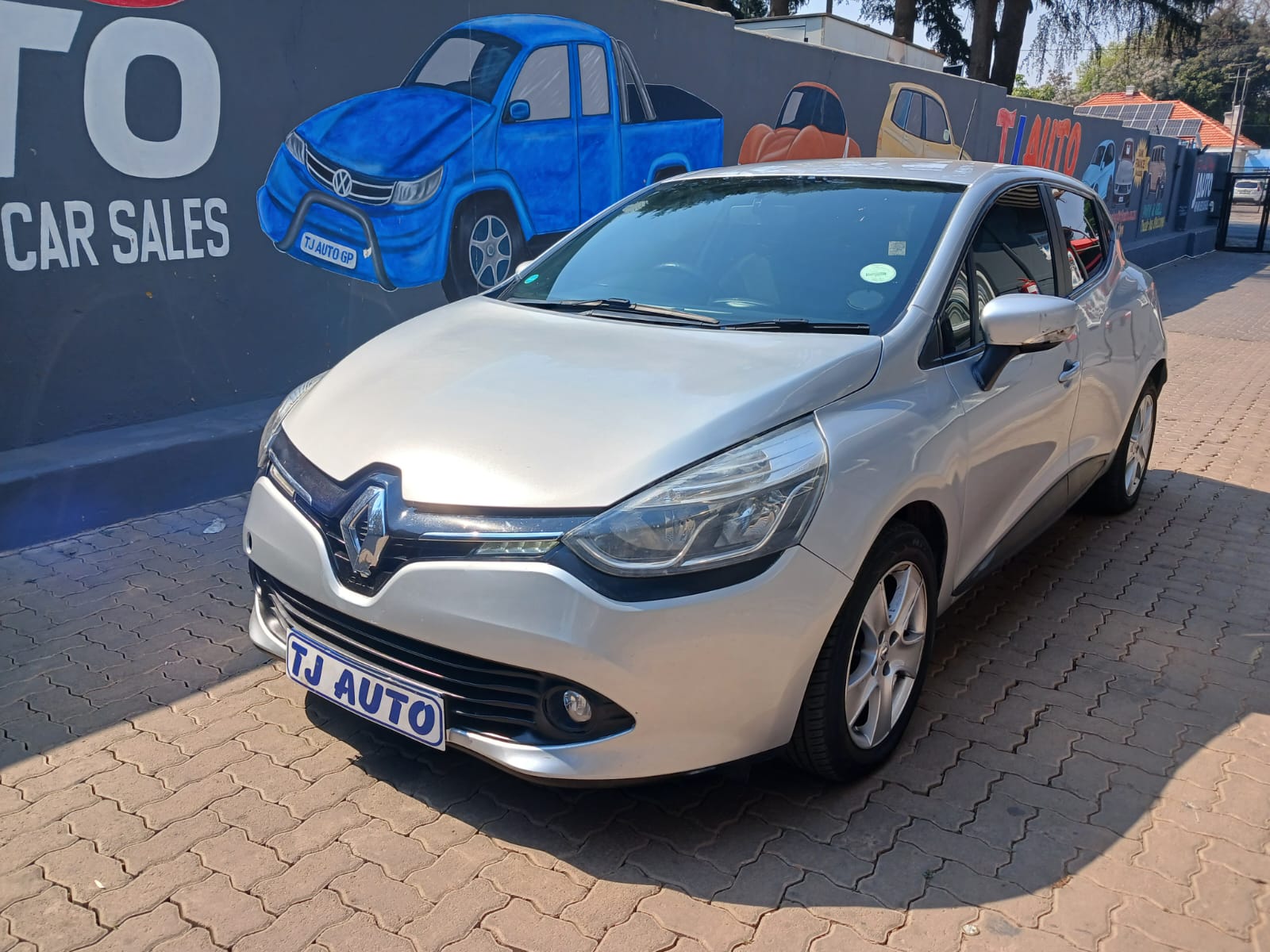 Read more about the article 2016 Renault Clio IV 1.2 Authentique 5-dr (55kW)