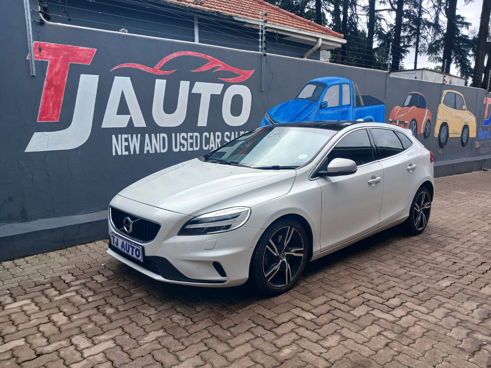 Read more about the article 2018 VOLVO V40 D2 R-DESIGN