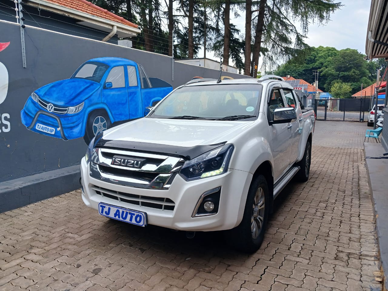 Read more about the article 2015 ISUZU KB 300D-Teq DOUBLE CAB SERENGETI 4X2