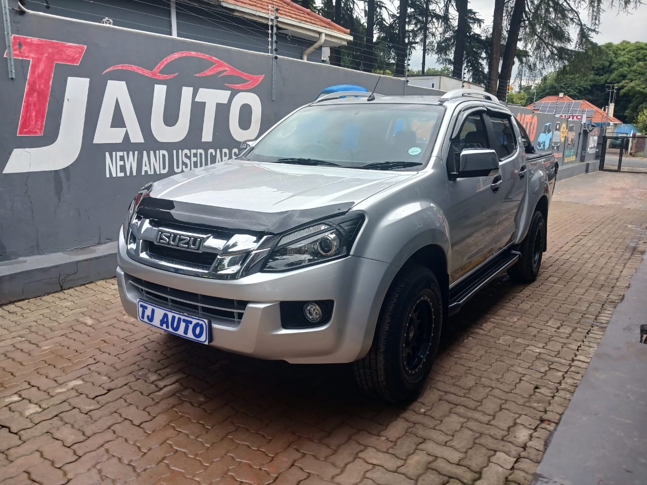 Read more about the article 2015 ISUZU KB 300D-Teq DOUBLE CAB SERENGETI
