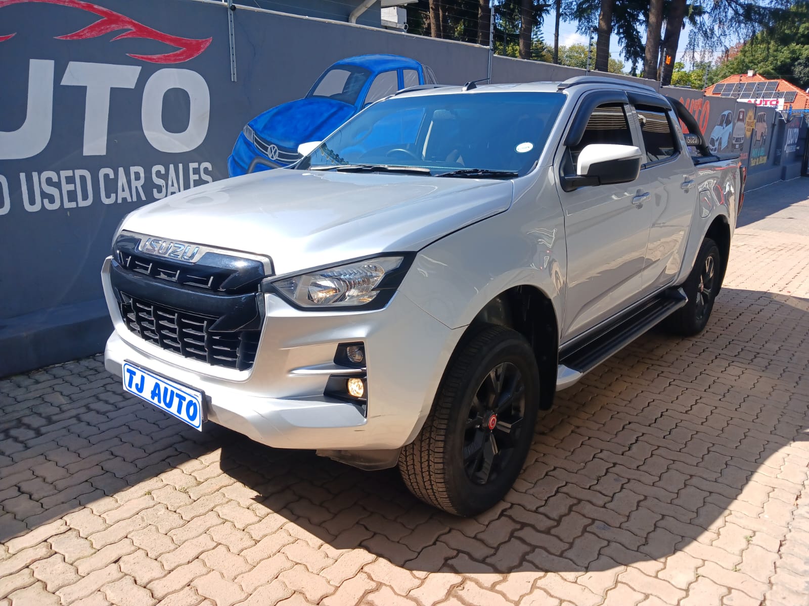 Read more about the article 2023 ISUZU D-Max 3.0TD DOUBLE CAB LS 4×4 MANUAL