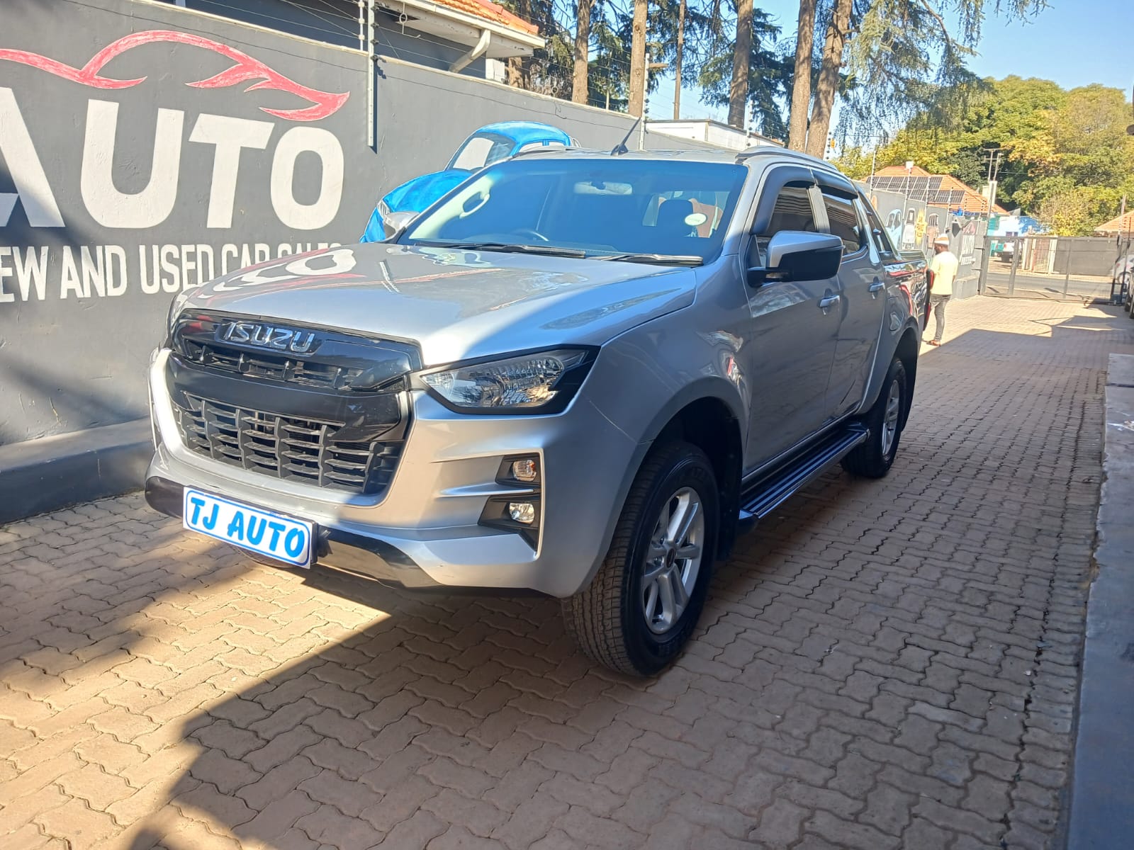 Read more about the article 2024 ISUZU D-Max 1.9TD DOUBLE CAB LS AUTO
