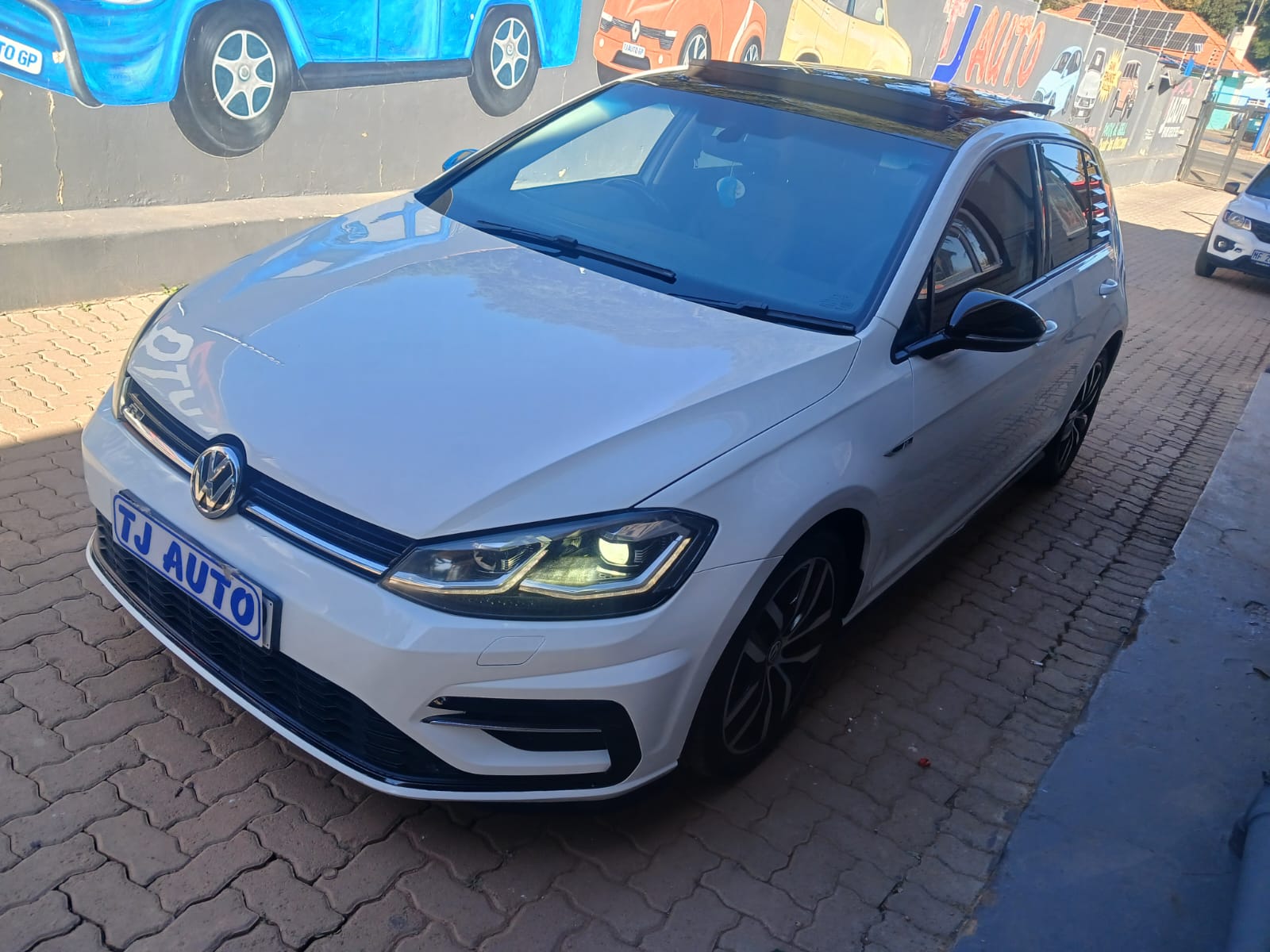 Read more about the article 2019 VOLKSWAGEN GOLF 1.4TSI COMFORTLINE R-LINE