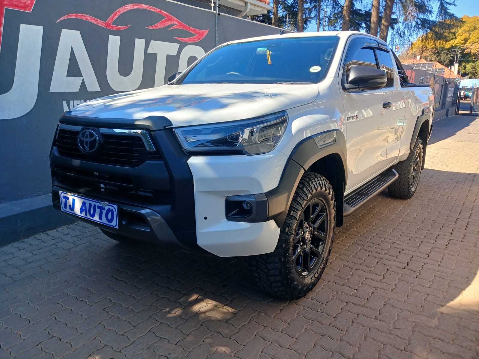 Read more about the article 2023 TOYOTA HILUX 2.8GD-6 Xtra CAB 4×4 LEGEND AUTO
