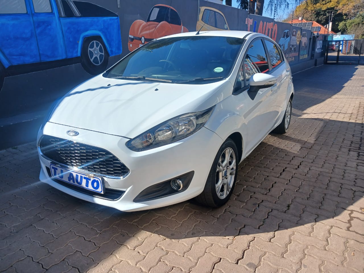 Read more about the article 2015 FORD FIESTA 5-Door 1.0T AMBIENTE AUTO