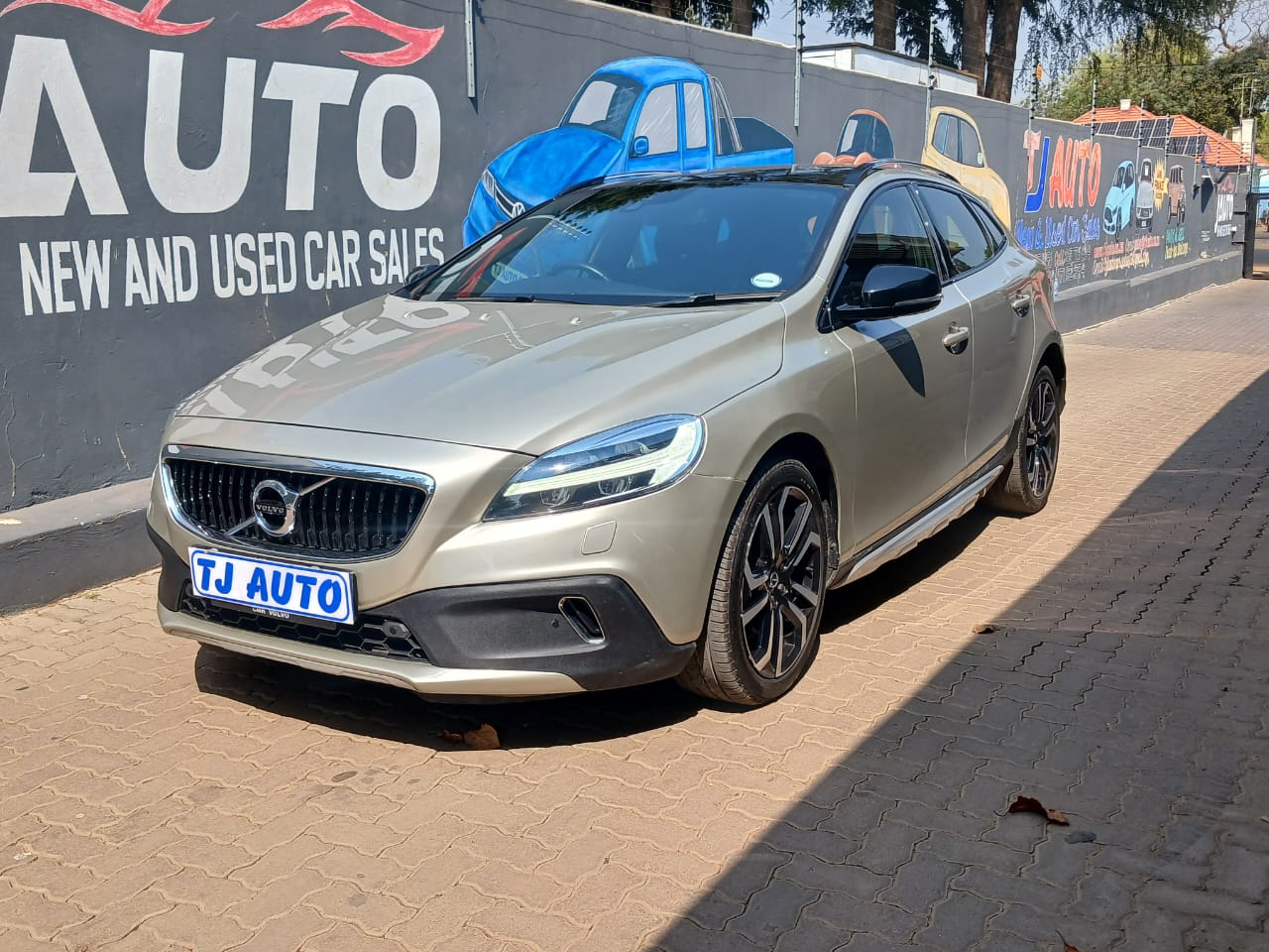 Read more about the article 2018 VOLVO V40 T4 R-Design AUTO