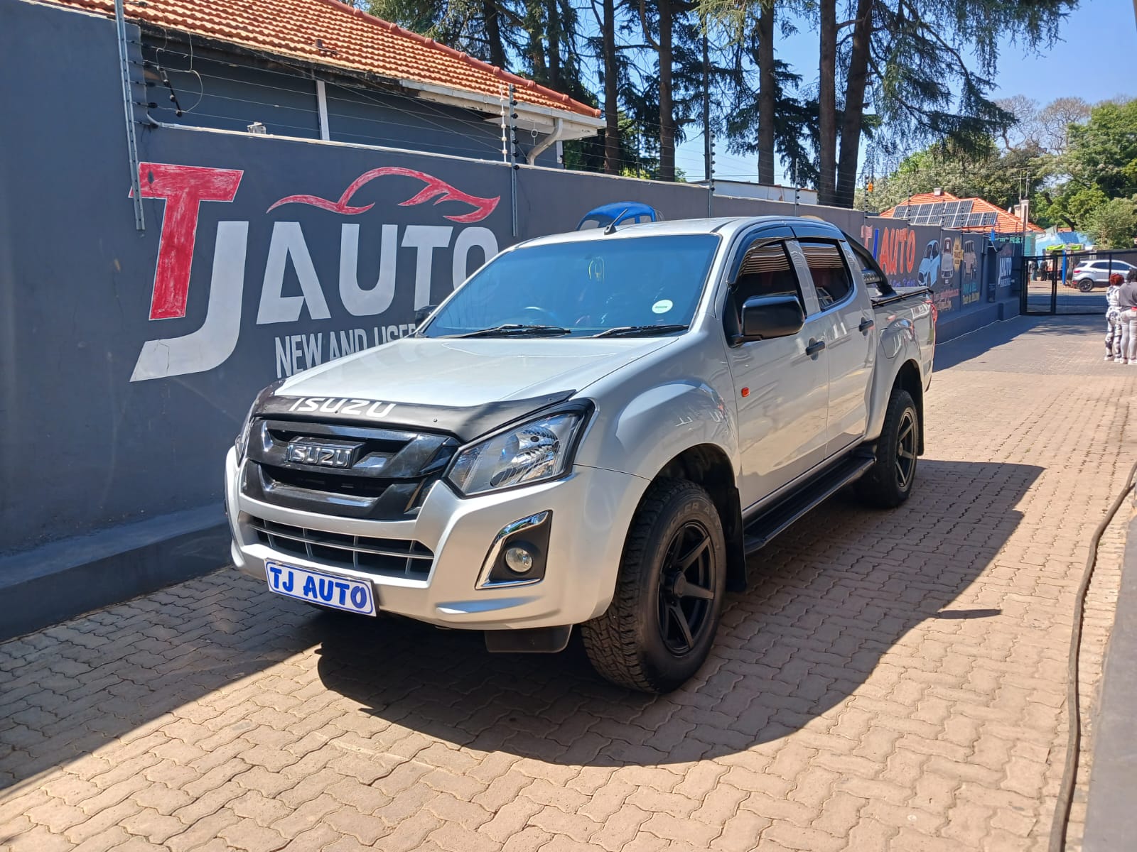 Read more about the article 2016 ISUZU KB 250D-Teq DOUBLE CAB HI-RIDER