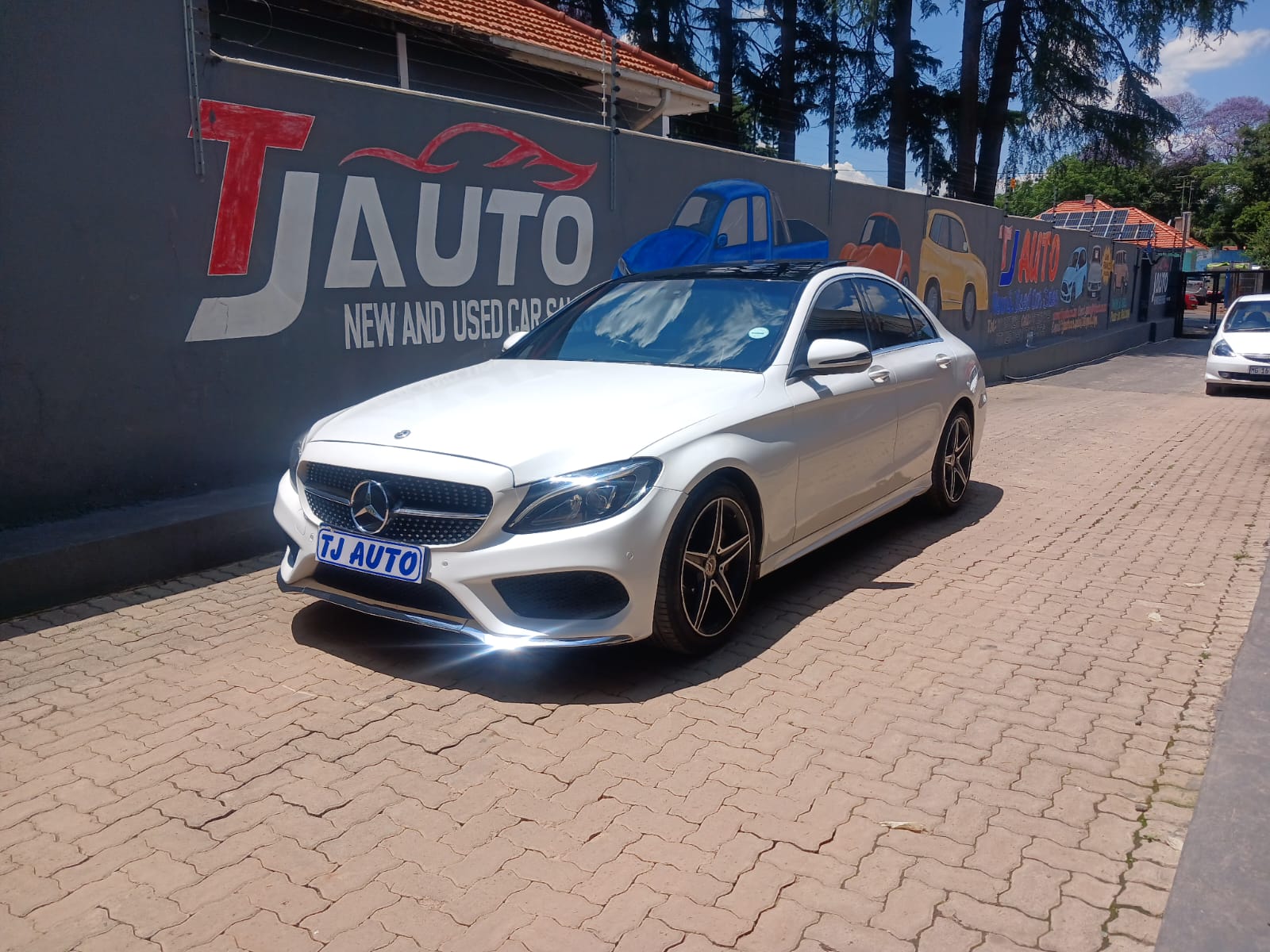 Read more about the article 2017 MERCEDES-BENZ C-Class C200 AMG LINE AUTO