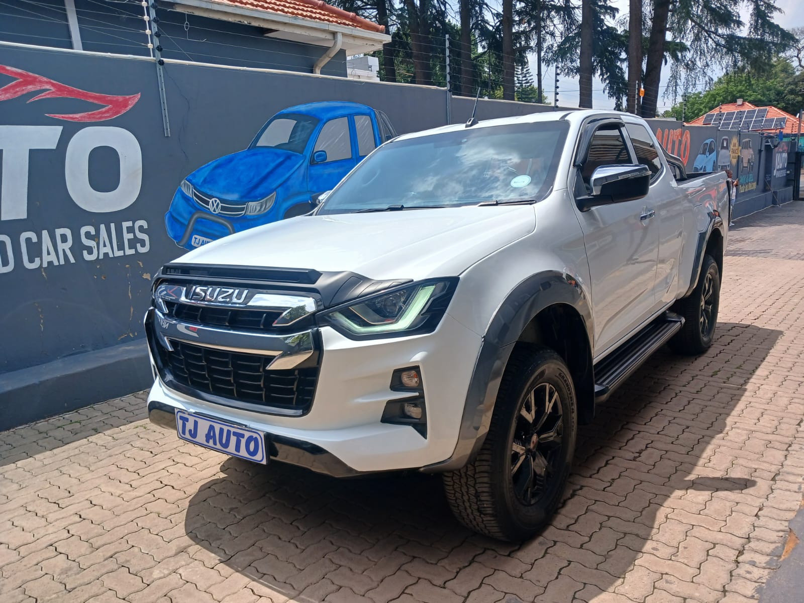 Read more about the article 2023 ISUZU D-Max 3.0TD EXTENDED CAB LSE 4×4
