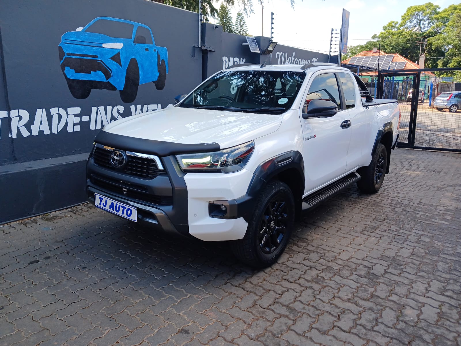 Read more about the article 2024 TOYOTA HILUX 2.8GD-6 Xtra CAB LEGEND AUTO